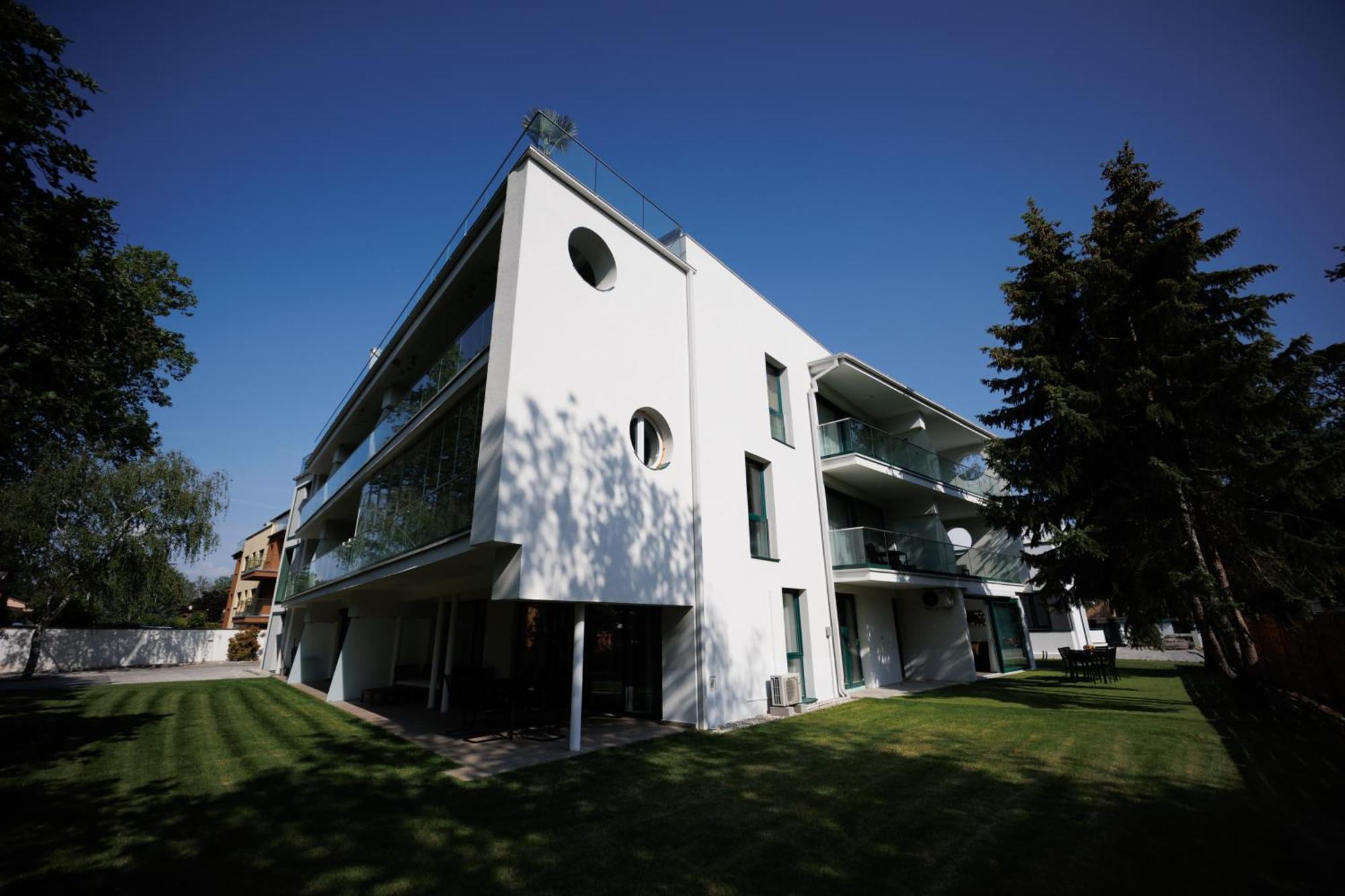 Villa Bauhaus Wellness Apartman Fsz. 1 Siofok Exterior photo